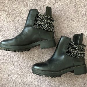 boots with chain at the back🥀